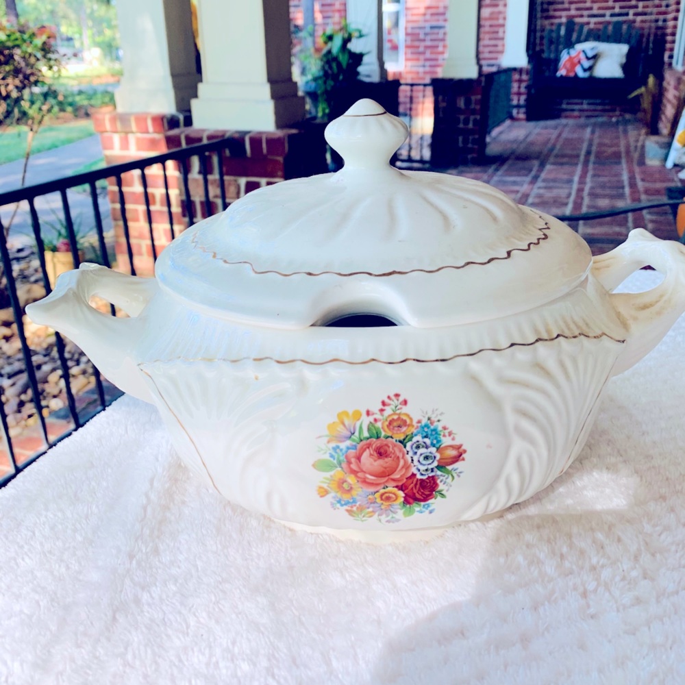 Vintage 1940s soup tureen serving dish with lid